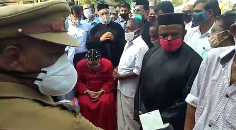 മുളന്തുരുത്തി പള്ളിക്ക് മുന്നില്‍ യാക്കോബായ സഭാ വിശ്വാസികള്‍