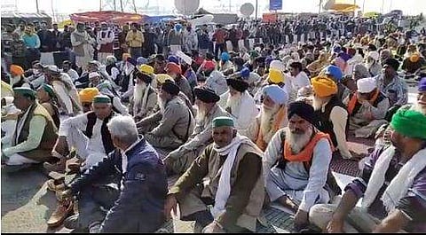 ഗാസിപൂരില്‍ കാര്‍ഷിക നിയമങ്ങള്‍ക്കെതിരെ കര്‍ഷകര്‍ പ്രതിഷേധിക്കുന്നു