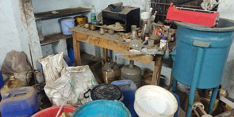 പിഎച്ച്ഡിക്കാരന്റെ വീട്ടിലെ രഹസ്യലാബ്/ ചിത്രം: എക്സ്പ്രസ് സർവീസ്