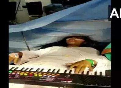 ശസ്ത്രക്രിയയ്ക്കിടെ കീബോര്‍ഡ് വായിക്കുന്ന ഒന്‍പത് വയസുകാരി/ എഎന്‍ഐ ചിത്രം