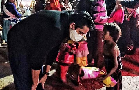 കമ്പിളി നല്‍കിയതിന് ശേഷം ഒരു കുഞ്ഞിനോട് സംസാരിക്കുന്ന ഡോ. പി.ബി.സലിം/ഫെയ്‌സ്ബുക്ക്‌