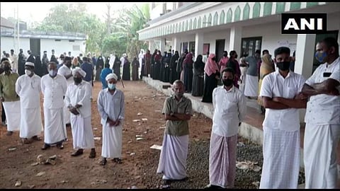 വോട്ടു ചെയ്യാന്‍ ക്യൂ നില്‍ക്കുന്നവര്‍ / എഎന്‍ഐ ചിത്രം