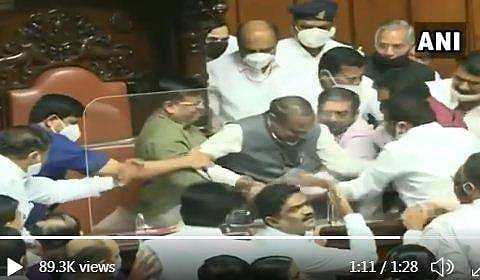 സീറ്റില്‍നിന്ന് സഭാധ്യക്ഷനെ വലിച്ചുമാറ്റുന്നു/വിഡിയോ ദൃശ്യം