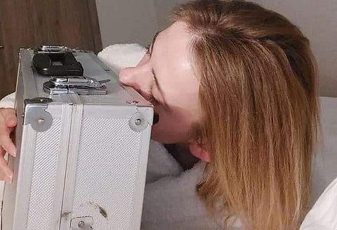 റെയിന്‍ ഗോര്‍ഡോണ്‍ ബ്രീഫ് കെയ്‌സിനൊപ്പം