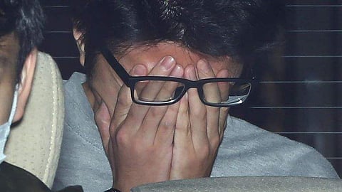 തക്കാഹിറോയെ പൊലീസ് സ്റ്റേഷനിലേക്ക് കൊണ്ടുപോകുന്നു/ചിത്രം: ട്വിറ്റര്‍