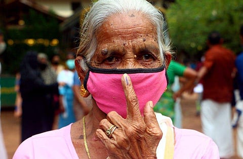 വോട്ടു രേഖപ്പെടുത്തിയ ശേഷം വൃദ്ധ / ന്യൂ ഇന്ത്യന്‍ എക്‌സ്പ്രസ് ചിത്രം