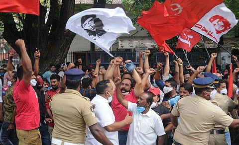 തദ്ദേശതെരഞ്ഞെടുപ്പില്‍ വിജയം ആഘോഷിക്കുന്ന എല്‍ഡിഎഫ് പ്രവര്‍ത്തകര്‍/ ഫോട്ടോ ന്യൂ ഇന്ത്യന്‍ എക്‌സ്പ്രസ്‌