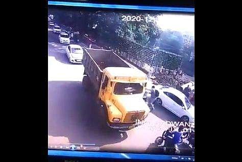 അടിപിടിക്കിടെ യുവാവ് ലോറിക്കടിയില്‍പ്പെടുന്നു, സിസിടിവി ദൃശ്യം