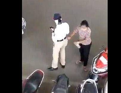 പൊലീസുകാരി കൈക്കൂലി വാങ്ങുന്നു/ വീഡിയോ ദൃശ്യം