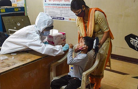 കോവിഡ് പരിശോധന നടത്തുന്ന / പിടിഐ ചിത്രം