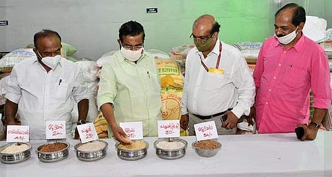 മെട്രോ ഫെയര്‍ ഉദ്ഘാടനം ചെയ്തശേഷം മന്ത്രിമാര്‍ / ഫെയ്‌സ്ബുക്ക് ചിത്രം