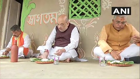 കർഷകന്റെ വീട്ടിലിരുന്ന് ഭക്ഷണം കഴിക്കുന്ന അമിത് ഷാ/ എഎൻഐ