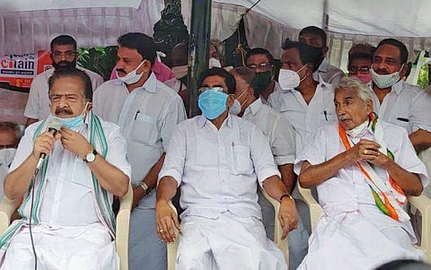 രമേശ് ചെന്നിത്തല, മുല്ലപ്പള്ളി രാമചന്ദ്രന്‍, ഉമ്മന്‍ചാണ്ടി / ഫയല്‍ ചിത്രം