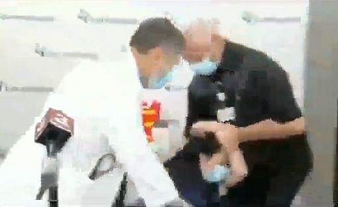 പത്രസമ്മേളനത്തിനിടെ നഴ്‌സ് കുഴഞ്ഞുവീഴുന്നു, ട്വിറ്റര്‍ ചിത്രം