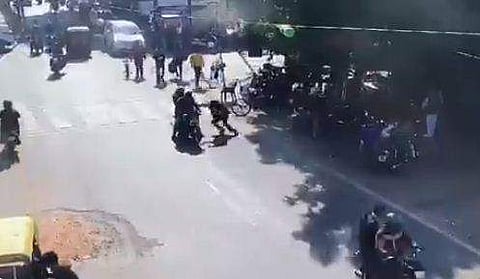 തിര​ക്കേറിയ റോഡിൽ പട്ടാപ്പകൽ 50കാരനെ വെടിവെച്ചുകൊന്നു; സിസിടിവി ദൃശ്യങ്ങൾ പുറത്ത്, കാരണം അജ്ഞാതം