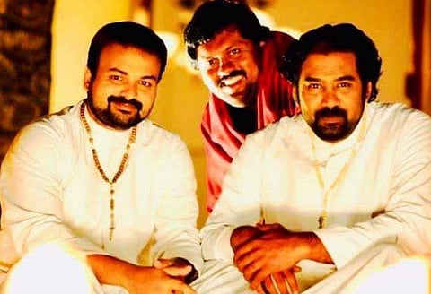 റോമൻ ചിത്രീകരണ വേളയിൽ കുഞ്ചാക്കോ ബോബനും ബിജു മേനോനുമൊപ്പം ബോബൻ സാമുവൽ/ ഫേയ്സ്ബുക്ക്