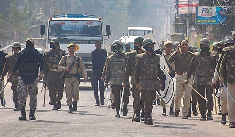 കര്‍ഫ്യൂവിനെ തുടര്‍ന്ന് സുരക്ഷാസേന റോന്ത് ചുറ്റുന്നു/ ഫയല്‍ ചിത്രം