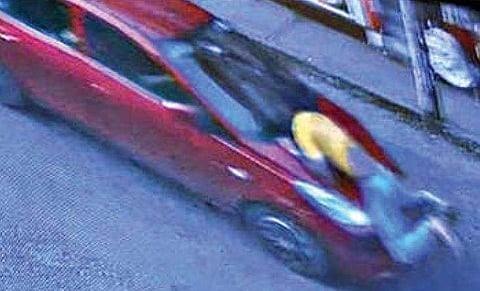 വടകര ടൗണില്‍ കാറിന്റെ ബോണറ്റില്‍ കിടക്കുന്ന യുവാവ്/ സിസിടിവി ദൃശ്യം