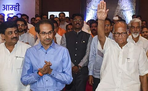 ഉദ്ദവ് താക്കറെയ്ക്കും ശരദ് പവാറിനൊപ്പം അശോക് ചവാന്‍/ പിടിഐ