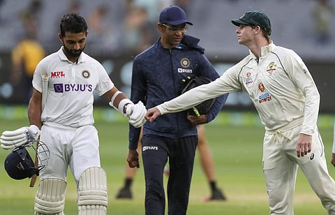 മെല്‍ബണില്‍ സെഞ്ചുറി നേടിയ രഹാനയെ സ്റ്റീവ് സ്മിത്ത് അഭിനന്ദിക്കുന്നു/ഫോട്ടോ: എപി