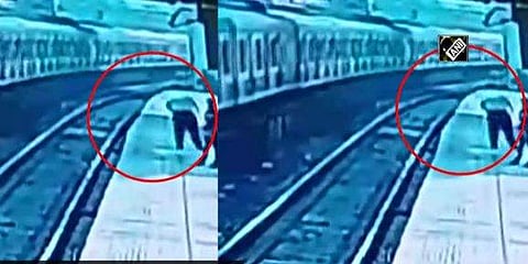 പ്ലാറ്റ്‌ഫോമില്‍ നിന്ന് യാത്രക്കാരന്‍ ട്രാക്കിലേക്ക് വീഴുന്ന ചിത്രം