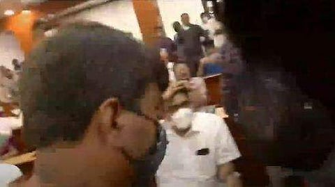 ഡെപ്യൂട്ടി മേയറെ തെരഞ്ഞെടുക്കുന്നതിനെ ചൊല്ലി കൊച്ചി നഗരസഭയില്‍ കയ്യാങ്കളി ടെലിവിഷന്‍ ചിത്രം