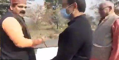 സംഘാടകരോട് കയര്‍ക്കുന്ന ബിജെപി എംഎല്‍എ/ ട്വിറ്റര്‍ ചിത്രം