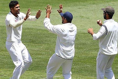 ആദ്യ വിക്കറ്റ് നേട്ടം സഹതാരങ്ങൾക്കൊപ്പം ആഘോഷിക്കുന്ന ഉമേഷ് യാദവ്/ ചിത്രം: ട്വിറ്റർ