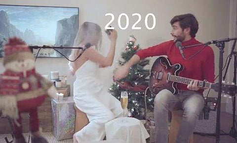 കരോള്‍ ഗാനത്തിനിടെ യുവതിയുടെ മുടിയില്‍ തീ പടരുന്നു/ ഇന്‍സ്റ്റാഗ്രാം ചിത്രം