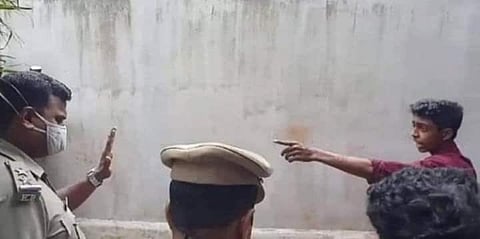 രഞ്ജിത്ത് പൊലീസ് ഉദ്യോഗസ്ഥരോടു സംസാരിക്കുന്നു/വിഡിയോ ദൃശ്യം