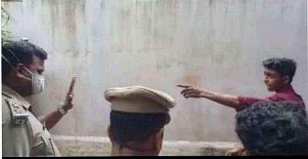 രാജന്റെ മൃതദേഹം അടക്കാന്‍ കുഴിയെടുക്കുന്ന മകനെ തടയുന്ന പൊലീസ് / വീഡിയോ ചിത്രം