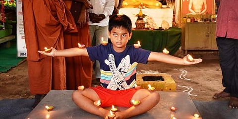 കത്തുന്ന ചിരാതുകള്‍ ശരീരത്തില്‍, വിസ്മയിപ്പിച്ച് ആറു വയസുകാരന്റെ ഭദ്രാസനം