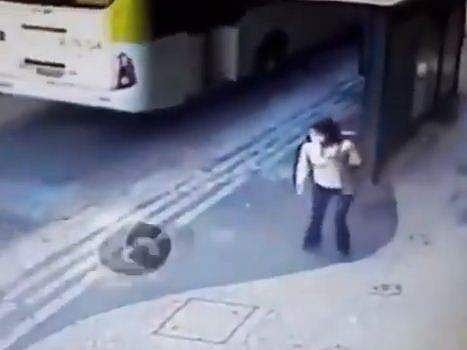 കാറില്‍ നിന്ന് ടയര്‍ ഊരി തെറിച്ചു, പോസ്റ്റിലിടിച്ച് നടന്നുപോയ യുവതിയുടെ തലയിലേക്ക് (നടുക്കുന്ന വീഡിയോ)