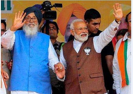 പ്രകാശ് സിങ് ബാദല്‍ മോദിക്കൊപ്പം ( ഫയല്‍ ചിത്രം)
