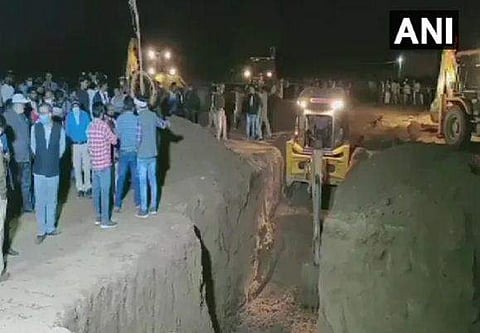 പ്രാര്‍ത്ഥനയോടെ ഗ്രാമം, നാലുവയസ്സുകാരന്‍ കുഴല്‍ക്കിണറില്‍ വീണിട്ട് 20 മണിക്കൂര്‍; 30 അടി താഴ്ചയില്‍, രക്ഷാപ്രവര്‍ത്തനം ഊര്‍ജ്ജിതം