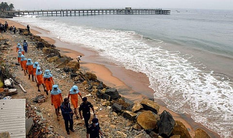 ബുറേവി ശക്തി കുറഞ്ഞ് അതിതീവ്ര ന്യൂനമർദമായി; അർദ്ധരാത്രി കരയിലെത്തും; കാറ്റിന്റെ വേ​ഗം 65 കിലോമീറ്റർ ആയി കുറഞ്ഞു