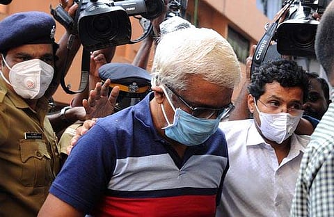 എം ശിവശങ്കരനെ തെളിവെടുപ്പിനായി കസ്റ്റംസ് ഓഫീസില്‍ കൊണ്ടവന്നപ്പോള്‍ ഫോട്ടോ ഫയല്‍