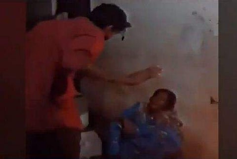 മകന്‍ അമ്മയെ ക്രൂരമായി മര്‍ദ്ദിക്കുന്നതിന്റെ വീഡിയോ ദൃശ്യം