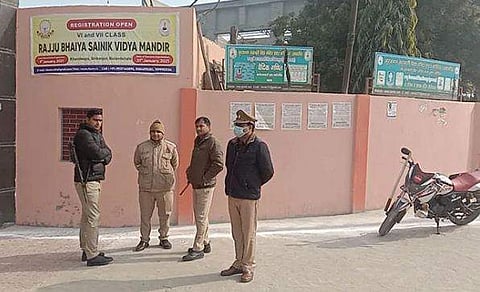 കൊലപാതകം നടന്ന സ്‌കൂളിന് മുന്നില്‍ പൊലീസ് ഉദ്യോഗസ്ഥര്‍/ ചിത്രം: ട്വിറ്റര്‍