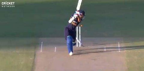 വേഗം 144 കിലോമീറ്റര്‍; ധവാന്റെ ഓഫ് സ്റ്റംപ് ഇളക്കി മിച്ചല്‍ സ്റ്റാര്‍ക്കിന്റെ സുന്ദരന്‍ ഡെലിവറി (വീഡിയോ)