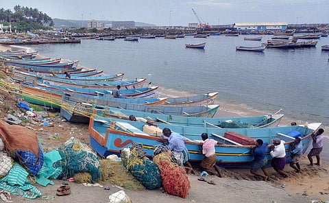 കരതൊടും മുമ്പേ ദുര്‍ബലമായി 'ബുറേവി' ; റെഡ് അലര്‍ട്ട് പിന്‍വലിച്ചു ; 10 ജില്ലകളില്‍ കനത്ത മഴയ്ക്ക് സാധ്യത
