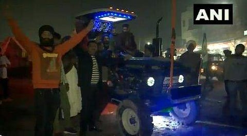 ട്രാക്ടറില്‍ ഡിജെ; പാട്ടു പാടിയും നൃത്തം ചെയ്തും കര്‍ഷകരുടെ പ്രതിഷേധം ഇവിടെ 'ഹൈടെക്ക്' (വീഡിയോ)