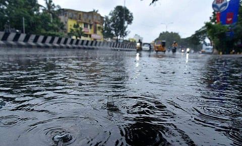 കേരളത്തില്‍ ശക്തമായ കാറ്റിനും കനത്ത മഴയ്ക്കും സാധ്യത, രണ്ടു ജില്ലകളില്‍ ഓറഞ്ച് അലര്‍ട്ട് 