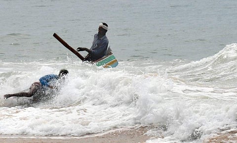 ബുറേവി ചുഴലിക്കാറ്റ് : തമിഴ്‌നാട്ടില്‍ മൂന്നു മരണം ; കനത്ത മഴ, വെള്ളപ്പൊക്കം 