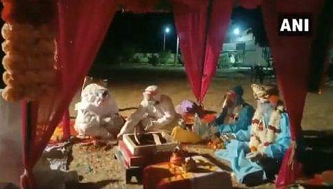 കോവിഡ് സെന്ററില്‍ കല്യാണമണ്ഡപം ഒരുങ്ങി, പിപിഇ കിറ്റ് ധരിച്ച് വധുവരന്മാര്‍; വിവാഹ വിഡിയോ 