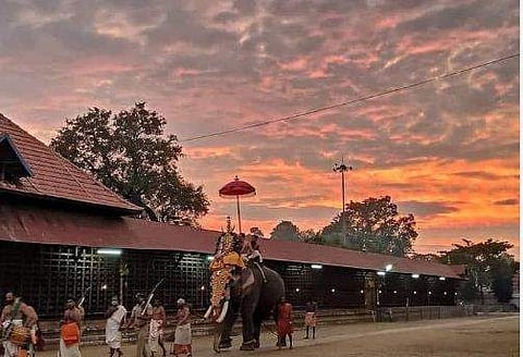 'പുറം കാഴ്ചകളും കെട്ടുകാഴ്ചകളുമായ് ഇക്കുറി അഷ്ടമി പഴയതുപോലെ വന്നില്ല'; സിപിഎം നേതാവിന്റെ കുറിപ്പ്