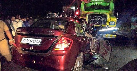 എംസി റോഡിൽ കുറവിലങ്ങാടിനടുത്ത് കാളികാവിൽ അപകടത്തിൽ തകർന്ന കാർ