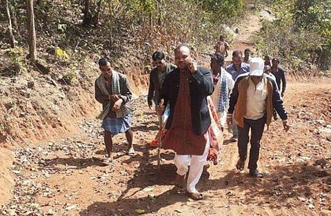 ഗര്‍ഭിണിയെ ആറ് കിലോമീറ്റര്‍ തോളിലേന്തി എംഎല്‍എ; ഇതാണ് യഥാര്‍ഥ ജനപ്രതിനിധിയെന്ന് നാട്ടുകാര്‍