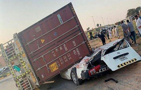 മിനി ബസിന് മുകളിലേക്ക് കണ്ടെയ്നർ വീണു; ഡ്രൈവർക്ക് ദാരുണാന്ത്യം