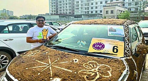 കാറില്‍ മുഴുവന്‍ ചാണകം പൂശി ; യുവാവ് നേടിയത് ഒന്നാം സമ്മാനം